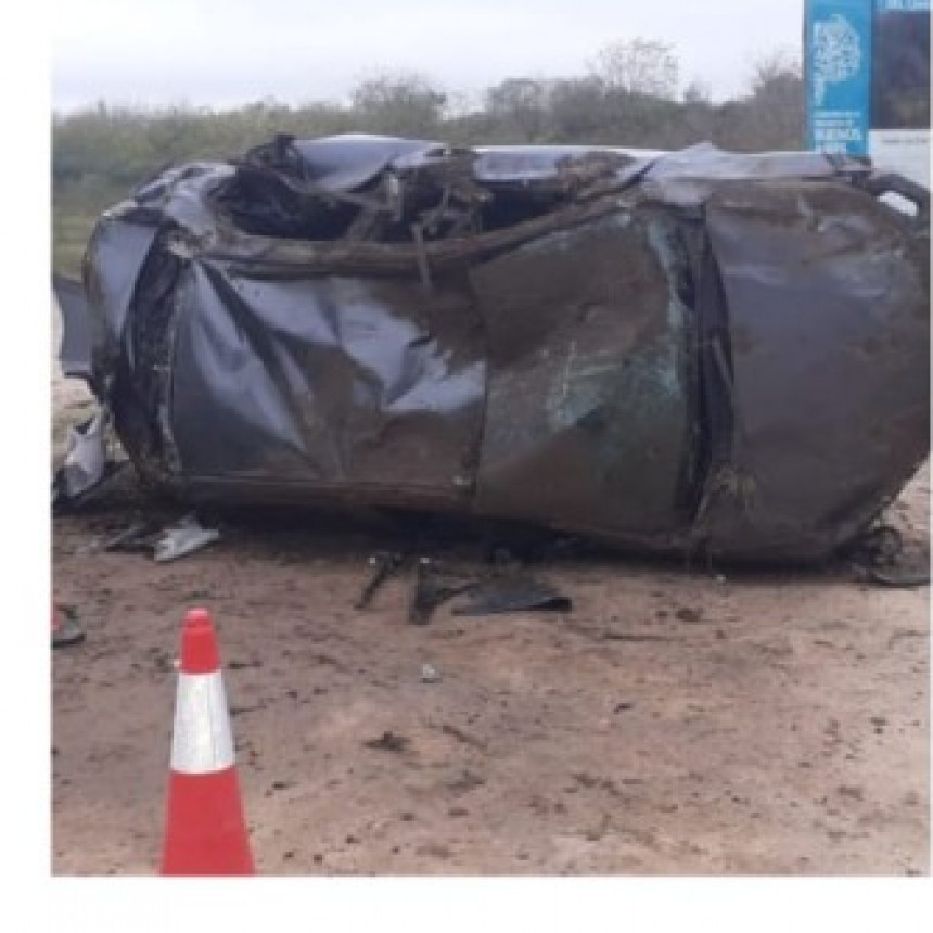 Vuelco en la Ruta 51: un automóvil Toyota Corolla protagonizó el accidente cerca de la zona urbana