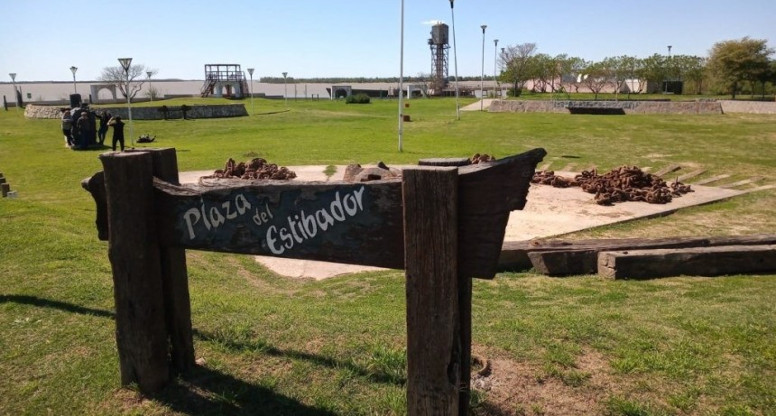 Violenta agresión con arma de fuego dejó a un joven herido en la plaza del Estibador
