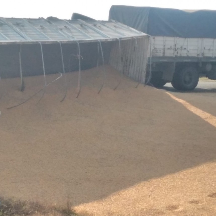 Accidente en Ruta 9: un camión volcó y encontraron un arma de fuego