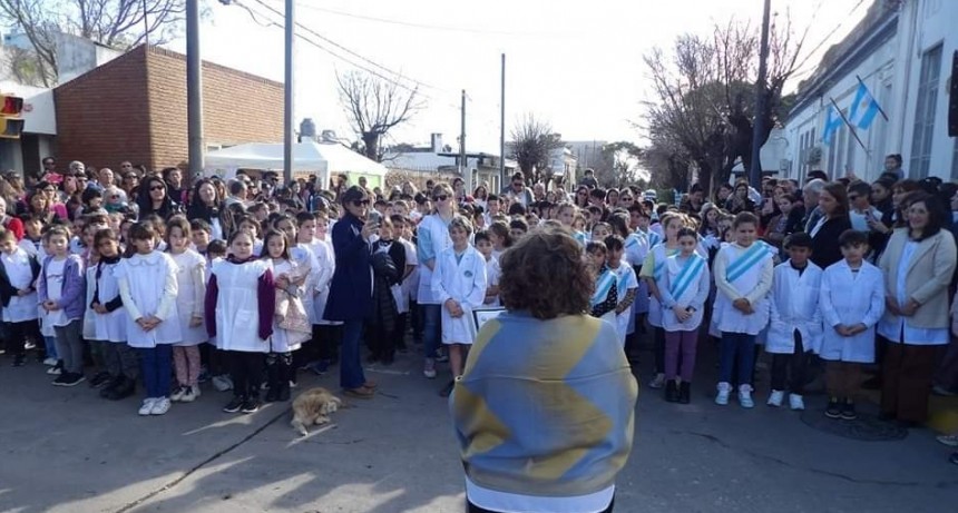  Celebraron de manera emotiva y patriótica en Villa Ramallo: estudiantes juraron su compromiso con la Bandera Nacional
