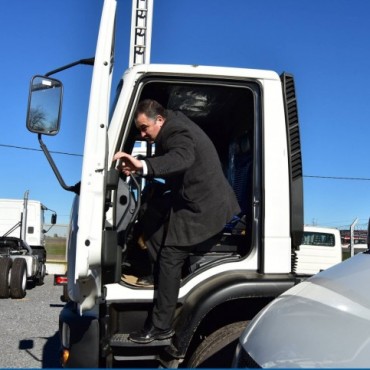 El municipio compró dos barredoras, una retro, una moto niveladora y un camión volcador