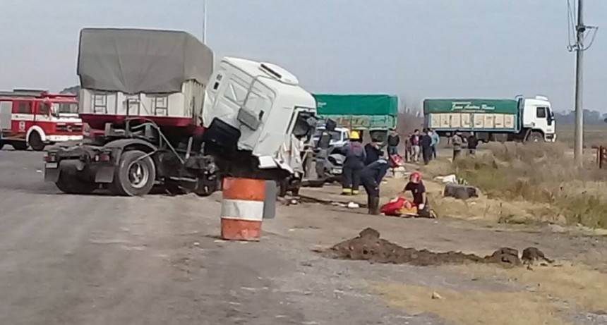 Accidente fatal en ruta 51: el camino se encuentra cortado, el transito se desvía por un camino rural