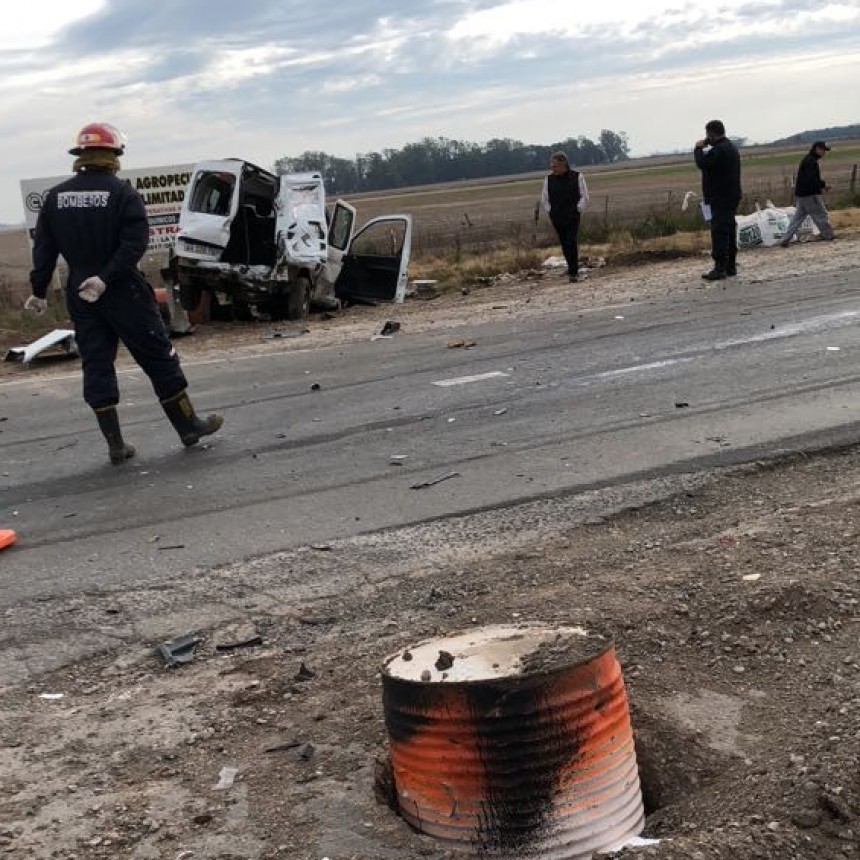 Un joven falleció y personal de bomberos informó el estado de los accidentados