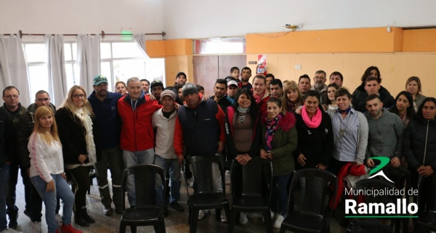 Firma de convenio por adjudicación de terrenos