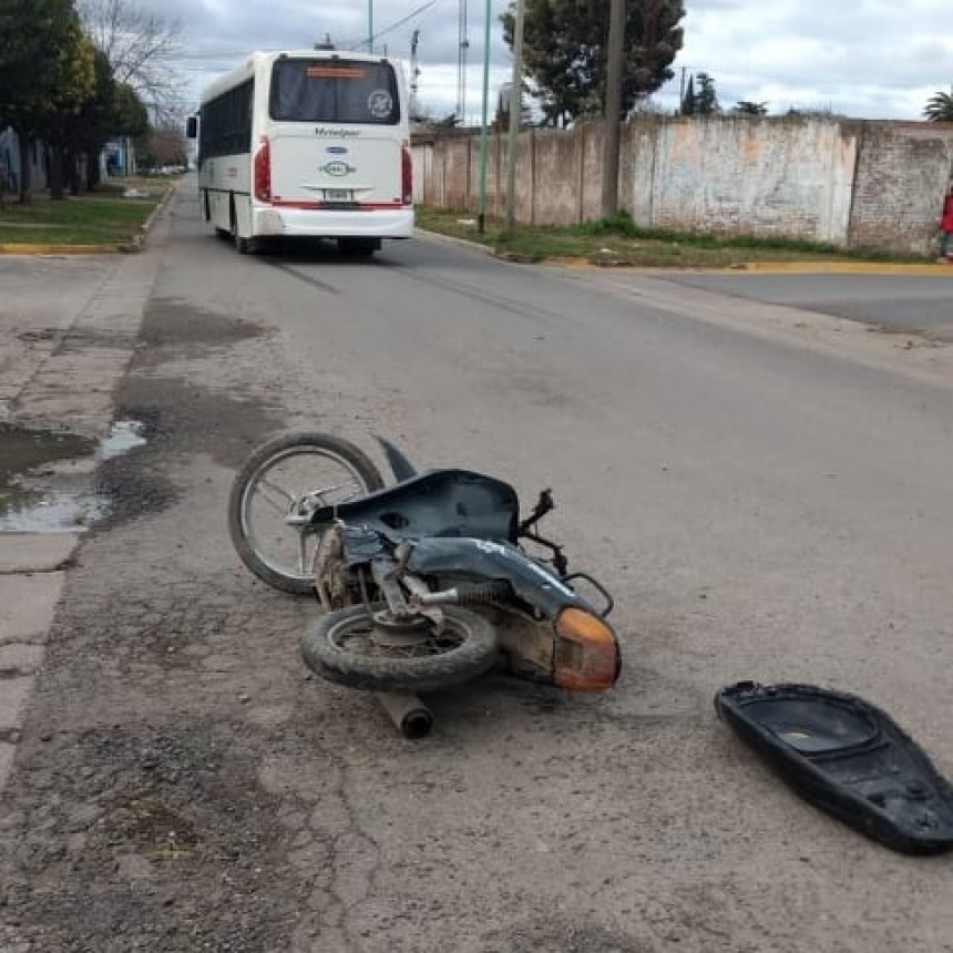 Choque entre un colectivo y una moto en Ramallo