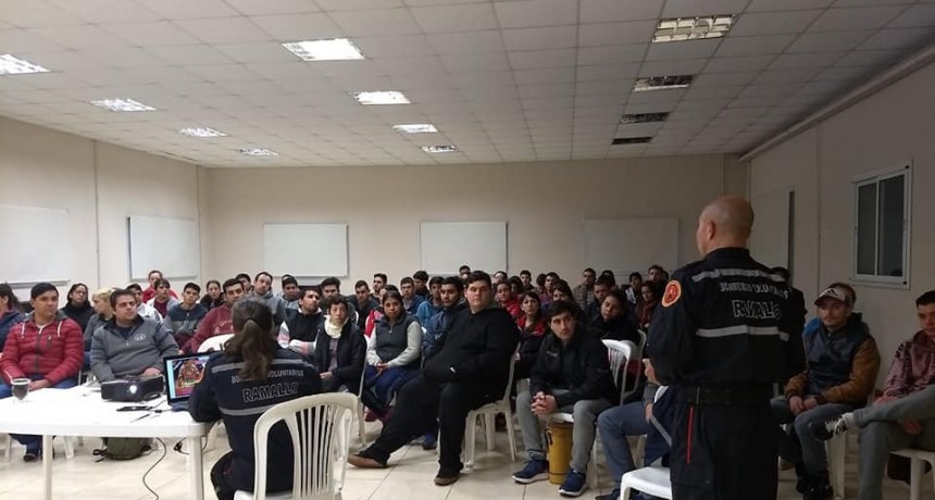 Charla informativa a los postulantes para el cuartel de Ramallo