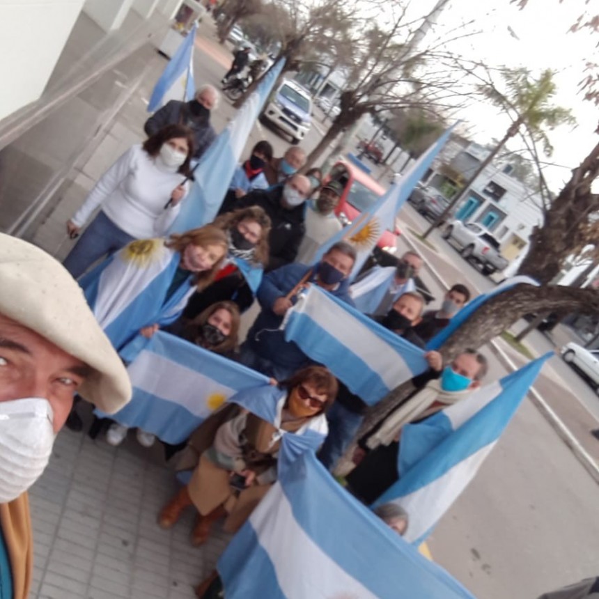 Villa Ramallo: Banderazo frente al Banco Nación