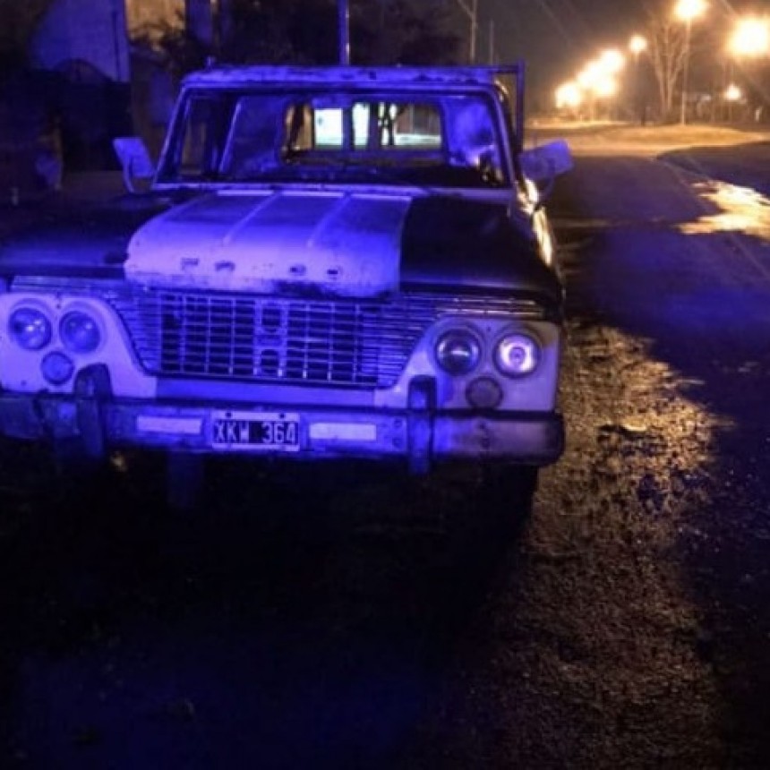 Se incendió una camioneta que no estaba en uso y chocó un auto con una moto