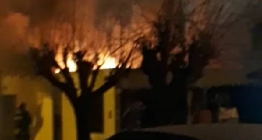 Voraz incendio en una vivienda