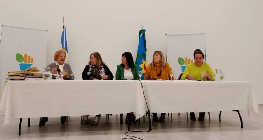 Conversatorios en Ramallo: Educadoras fueron honradas por su dedicación a la educación pública y compartieron su experiencia de vida