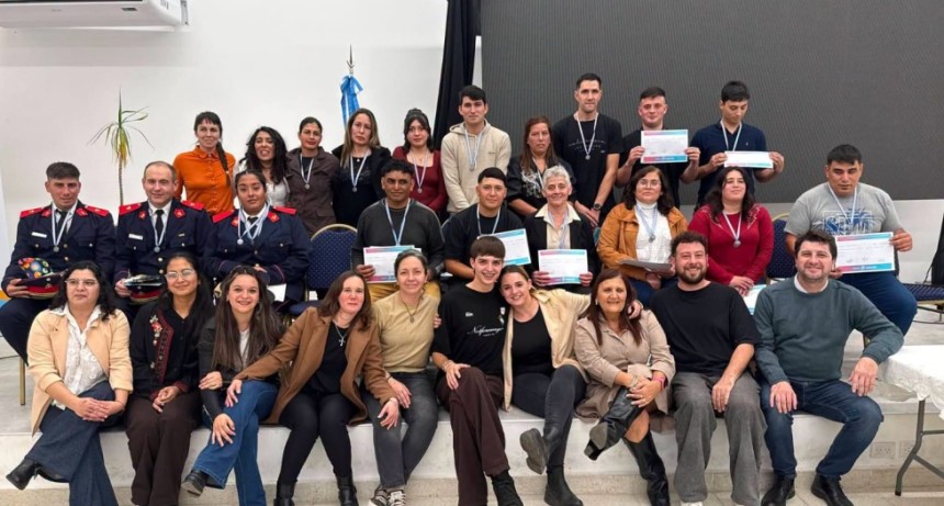 Cinco bomberos voluntarios de Ramallo cumplieron un sue&ntilde;o: terminaron la secundaria sin dejar de servir a la comunidad