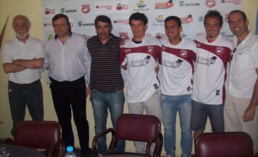 Defensores presentó el plantel y la camiseta