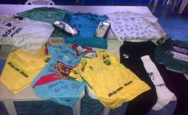 Un alimento por una camiseta de fùtbol