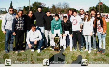 Defensores recibió el Trofeo “Mauricio Claverol” por el título en el Apertura