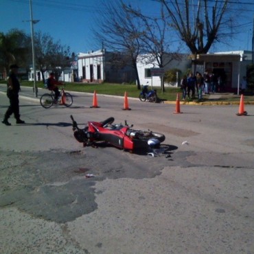 Choque entre un auto y una moto en Ramallo