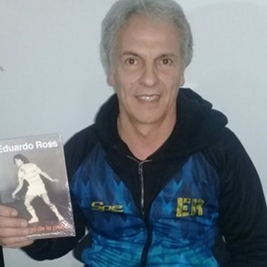 Desborde de emoción y público en la presentación del libro de Eduardo Ross