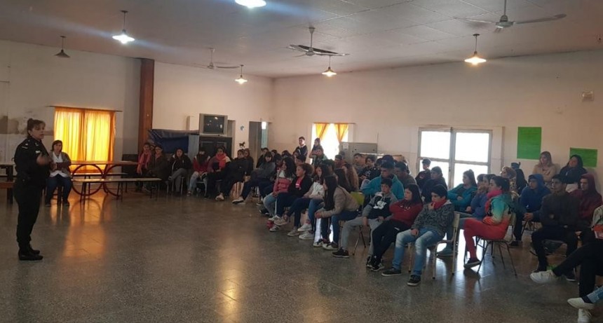 Charla sobre violencia de género, violencia familiar y prevención de grooming