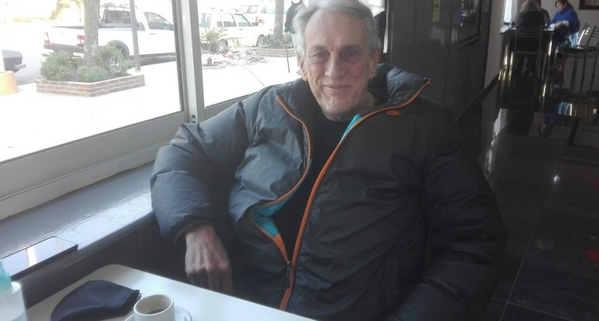 El flaco Traverso disfruta del café y también se tomó la caña con ruda