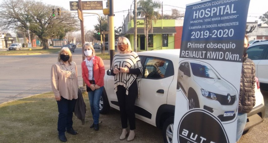 Mercedes Briata recibió este martes el Renault Kwid de la Cooperadora del Hospital Gomendio