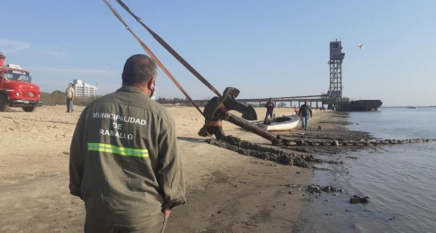 Sacan del Paraná un ancla de buque tipo Hall