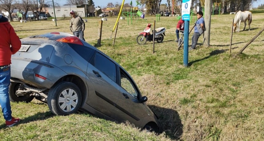  Un auto se cayó a un zanjón 