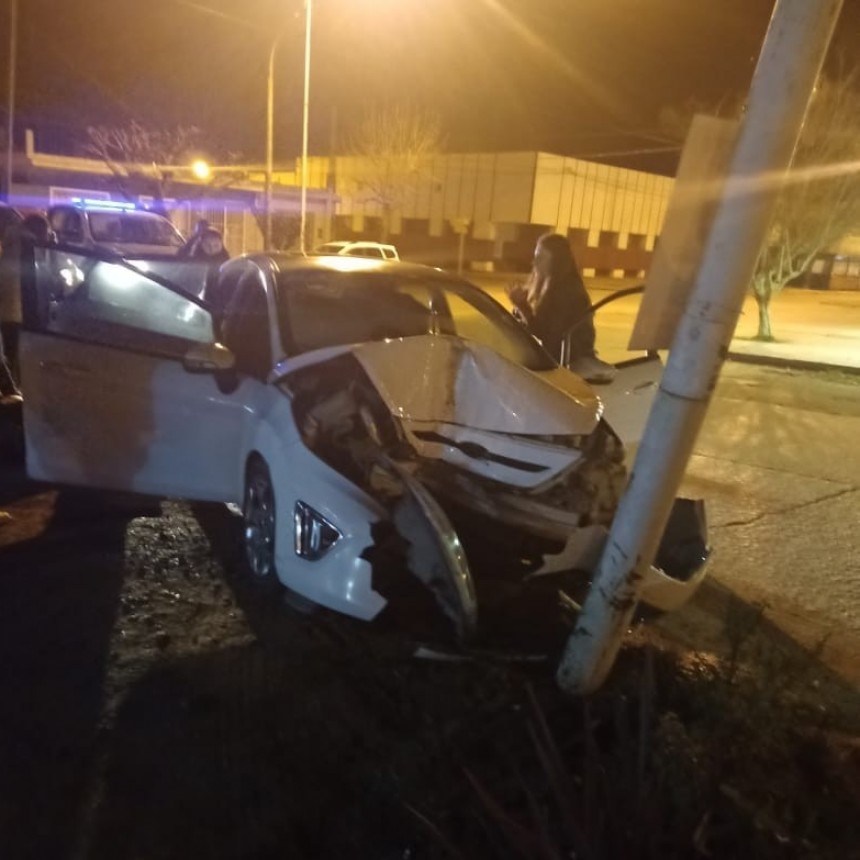 Violento impacto contra una columna de alumbrado público