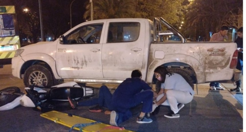 Un menor en moto choco con una camioneta