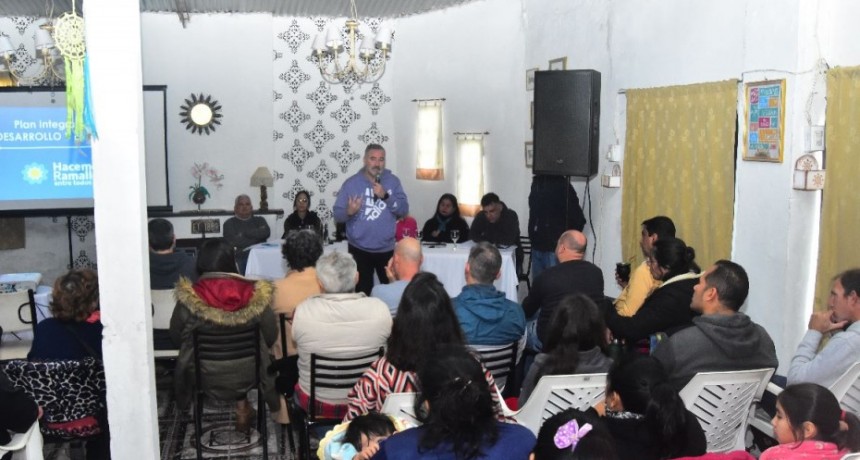  Mauro Poletti presenta el plan integral de salud en Ramallo y escucha a los vecinos en El Paraíso