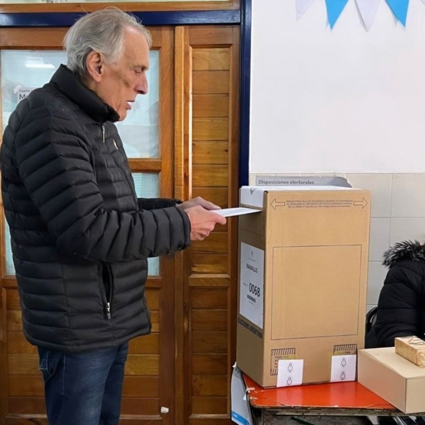 La leyenda del automovilismo argentino: Juan María Traverso emitió su voto en la Escuela Secundaria 4