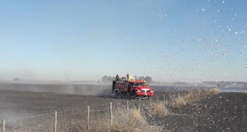 Intensa jornada de acciones de bomberos voluntarios combatiendo incendios y brindando asistencia