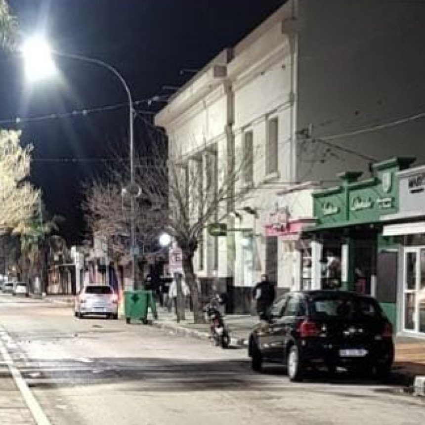 Accidente en Villa Ramallo: Un motociclista en terapia intensiva tras colisión con un automóvil