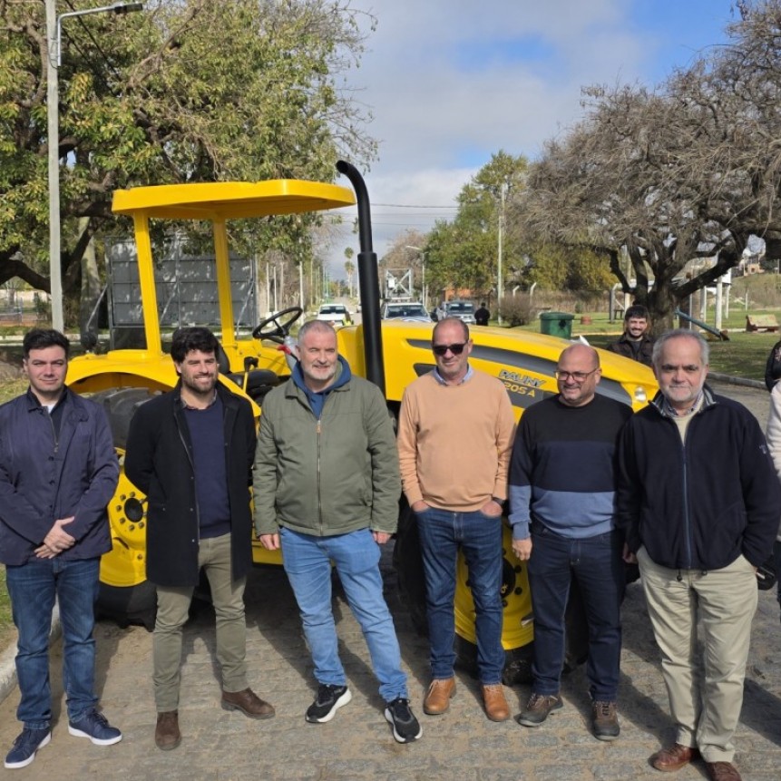 Ramallo suma un nuevo tractor para mejorar los caminos rurales