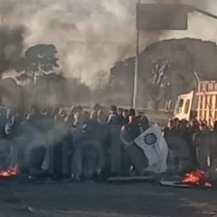 Corte en el puente del arroyo Ramallo por el conflicto en Ternium