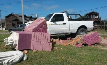 Una camioneta terminó colisionando contra el cantero central