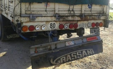 Un auto se metió abajo de un camión