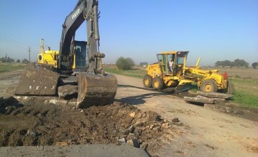 Con fondos municipales y privados reparan el acceso a Villa General Savio