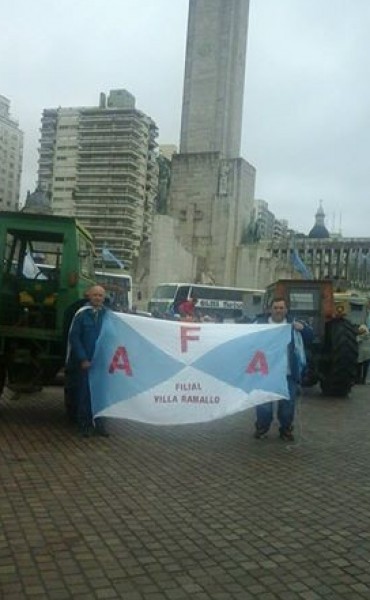 Tractorazo de Chacareros en el Monumento a la Bandera de Rosario