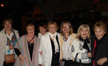 La marcha de las antorchas convocó a una multitud para festejar los 50 años de la Escuela Media 1