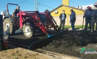 El municipio retomó la obra de asfaltado en el barrio AMUCHOCA
