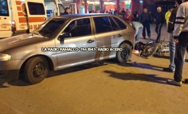 Chocan una moto y un auto en Villa Ramallo