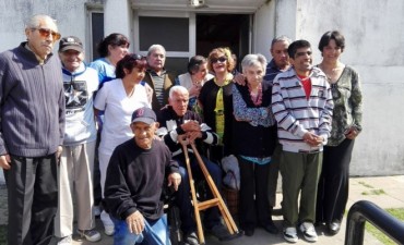 Los adultos mayores del hogar festejaron la llegada de la primavera en el Centro de Jubilados de Villa Ramallo