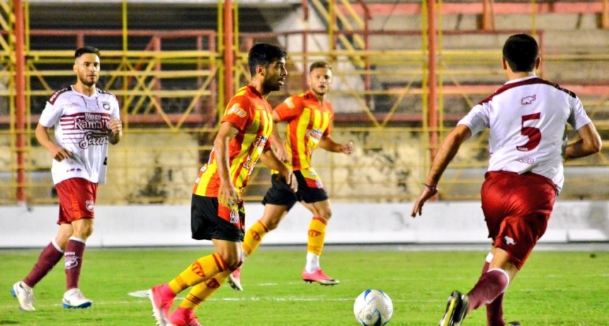 Defensores perdió con Sarmiento en el debut