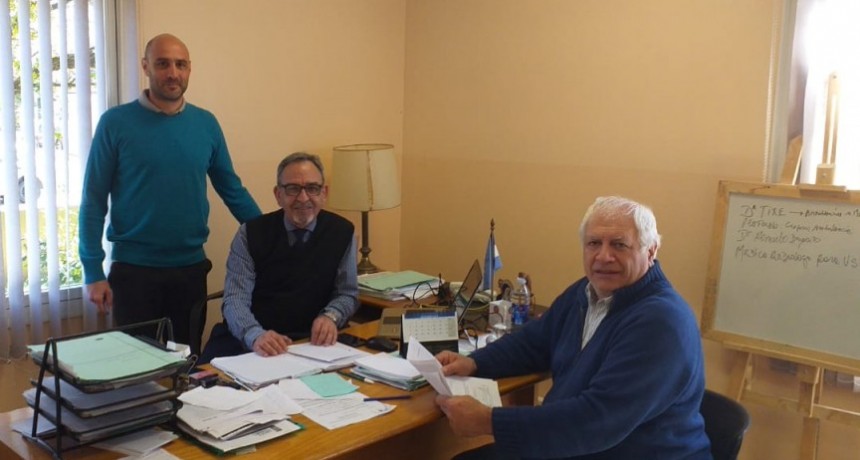 Trabajan en la instalación del equipo de rayos X 