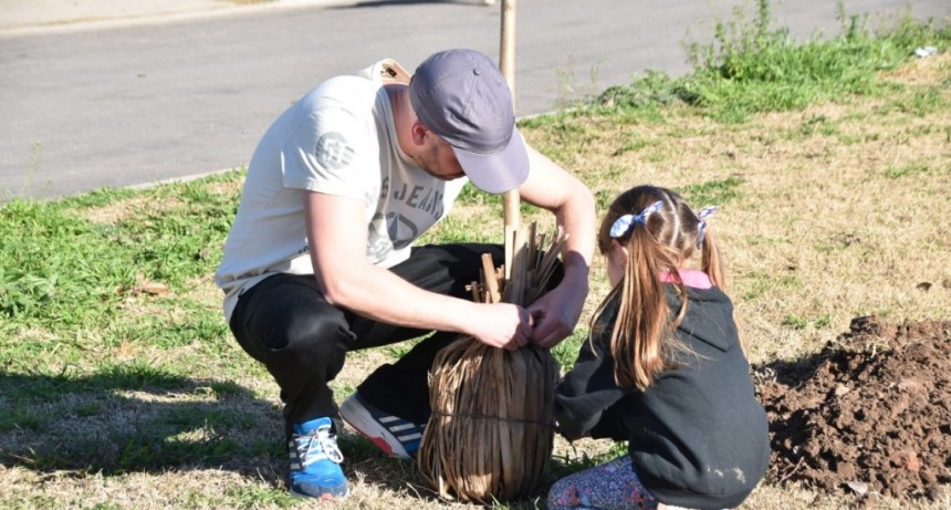 ProchemBio: La empresa avanza con la acción de plantar 100 árboles en el año entre San Nicolás y Ramallo.