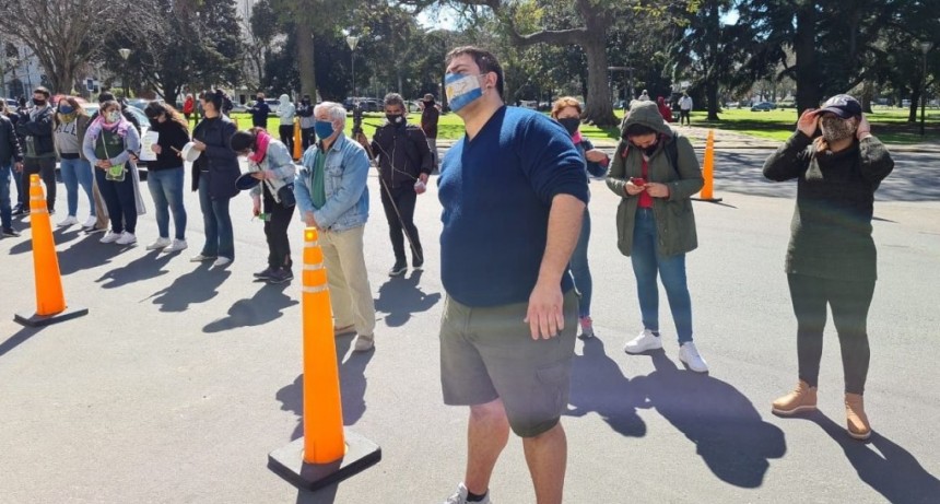Policías marcharon en La Plata por aumento salarial