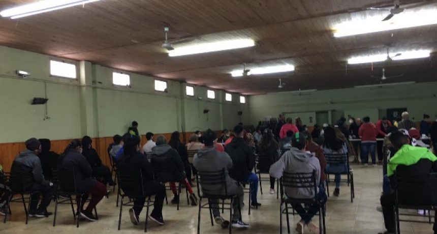 Pérez Millán: Los precandidatos del FdT acompañaron a la posta del vacunatorio