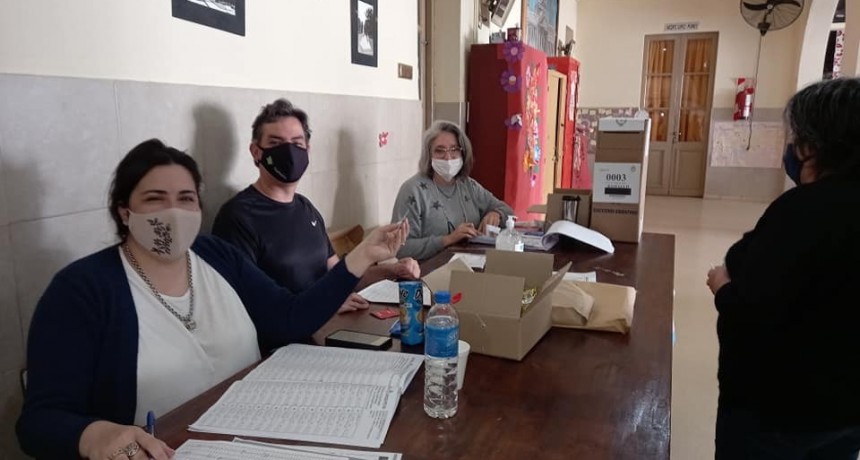 Hasta el mediodía había votado casi el 30 por ciento del padrón