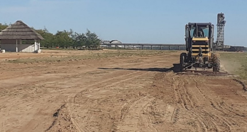 El gobierno local realiza trabajos para poner a punto la costa