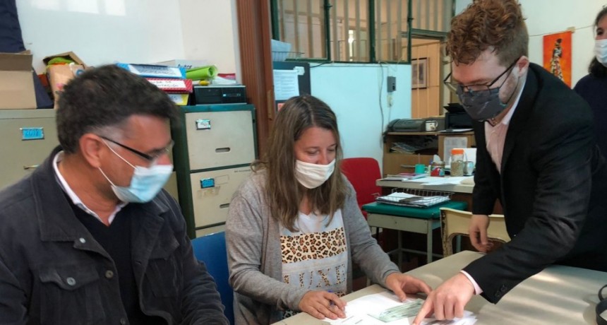 El municipio entregó subsidios a las escuelas