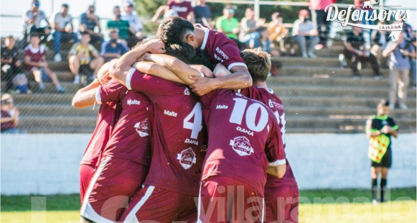 Defensores jugó un partidazo y bajo a Racing de la punta